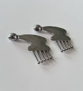 Masajeador Facial de Acero Inoxidable con Gua Sha, Cepillo para Cuero Cabelludo y Espejo - Product Image 4