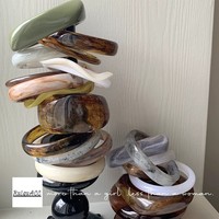 Bracelet en résine irrégulier, léger, transparent et coloré, esthétique artistique, de qualité supérieure, avec matériaux écologiques pour l'été