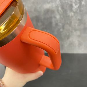 Gobelets isothermes H2.0 de 40 oz, plaqués cuivre, avec revêtement en poudre rouge feuille d'érable, avec poignée, pour gravure laser - Product Image 4