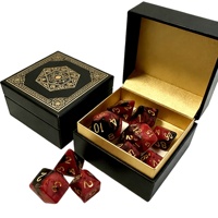 Jeu de dés polyédriques carrés en résine à motif marbré rouge et noir, chiffres gravés à l'or, durables pour accessoires de jeux de table