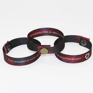 Muestra gratis personalizableOEM pulsera de tela de plástico reciclado con botón a presión de metal - Product Image 4