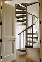 Système d'escalier hélicoïdal intérieur personnalisé avec marches en bois massif pour villa, escalier en spirale en bois pour projets de maisons de luxe