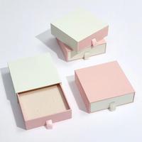 Boîte cadeau tiroir à bijoux 2026 en stock, emballage en papier premium avec insert souple pour bagues, colliers et accessoires