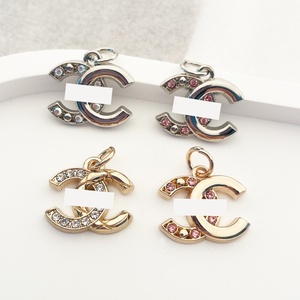 Vòng tay chữ cái kim cương cao cấp thủ công với móc khóa kim loại, mặt dây chuyền thiết kế thời trang, phụ kiện tự làm - Product Image 3