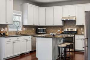 Plan de travail en bois MFC sur mesure, armoire de cuisine intégrée, comptoir en marbre, cuisinière, rangement, évier de piscine - Product Image 3