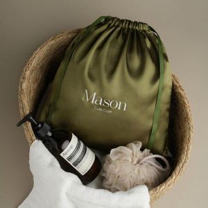 Pochette personnalisée en satin vert sauge de luxe avec cordon de serrage, sac réutilisable et écologique imprimé sur mesure pour cosmétiques, bijoux, cadeaux - Product Image 4