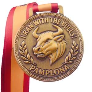Medallas Conmemorativas 3D de Alta Calidad en Oro Antiguo para la Carrera de los Toros de <span class=keywords><strong>Pamplona</strong></span>, España, con Cinta - Product Image 1