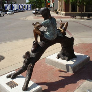 Wondecor Statues en bronze grandeur nature personnalisées <span class=keywords><strong>de</strong></span> compagnons assis sur des troncs d'arbres arqués lisant ensemble - Product Image 6