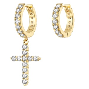 Boucles d'oreilles créoles en argent 925 plaqué or 14K avec pendentif croix et cristaux de strass taille brillant rond sertis clos, unisexe - Product Image 1