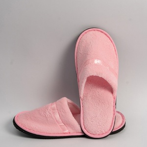 Pantoufles De Luxe Épaisses en Polaire Corail pour Hôtels, Conception Fermée, Approvisionnement en Gros, Compagnon Idéal pour Peignoirs de Voyage - Product Image 1
