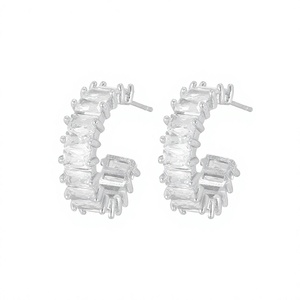 Boucles d'oreilles créoles géométriques Hemasa Fashions en acier inoxydable plaqué or 18 carats avec cristaux de strass taille émeraude micro-incrustés pour femme - Product Image 2