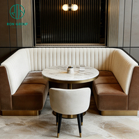 Ensemble de mobilier de café-restaurant : banquette demi-cercle ronde en marbre, chaise et table, canapé-banquette