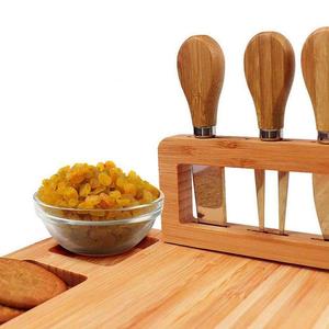 Tabla de queso de bambú con juego de 4 cuchillos, plato para embutidos con prensa lateral, tabla de cortar estilo europeo para servir - Product Image 2