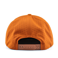 Casquette de golf OEM personnalisée de haute qualité en polyester uni à 7 panneaux, perforations découpées au laser, visière plate, casquette snapback imperméable
