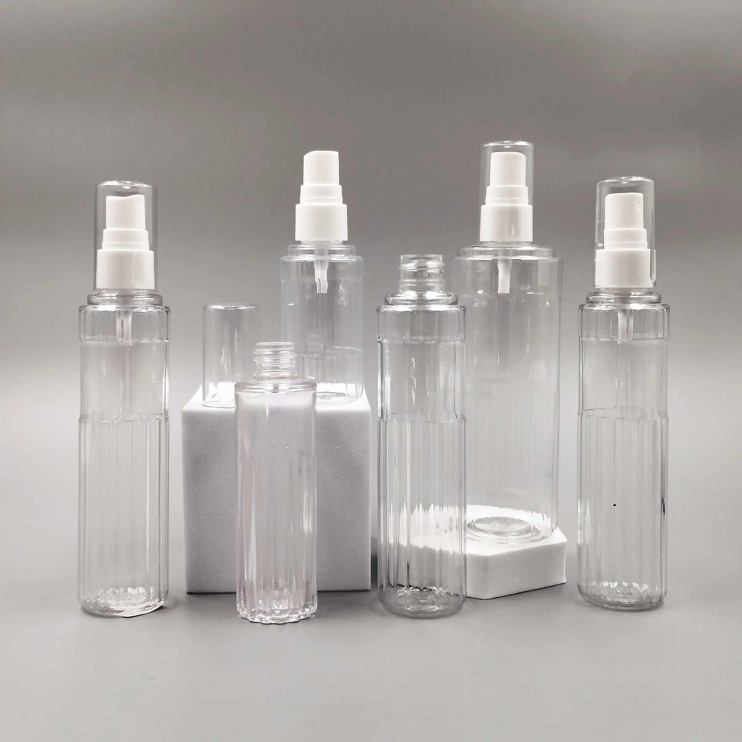 Großhandel leere 50 ml 100 ml 200 ml kundenspezifische zylinderförmige SCHÖNHEITSVERpackung flüssiger Parfüm-Sprühdüse mit Pump PET-Kunststoffflasche