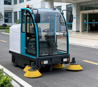 Conduire une balayeuse mobile avec équipement d'aspiration et une balayeuse électrique fermée