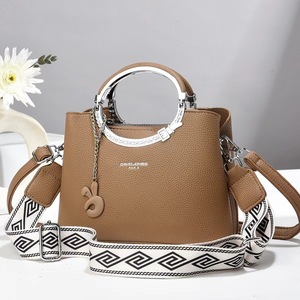 Nuova Borsa a Tracolla da Donna del Produttore, Versatile per l'Autunno È un abbigliamento elegante e alla moda per mamma e figlia del 2025 con un tocco speciale. - Product Image 3