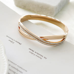 Bracelets plaqués or 18 carats en acier inoxydable, bracelets ouverts élégants et bon marché, plaques de nom personnalisées, bracelets personnalisés - Product Image 6