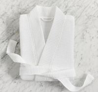 Peignoir gaufré minimaliste en coffret cadeau, avec détail de nœud chic à la taille, idéal pour les cadeaux d'anniversaire