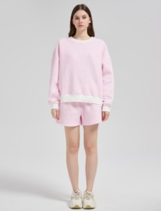 Set Personalizzato da Donna in Cotone con Logo, <span class=keywords><strong>Felpa</strong></span> e Pantaloncini Stampati a Quadri Rosa, Produzione all'Ingrosso di Alta Qualità - Product Image 2
