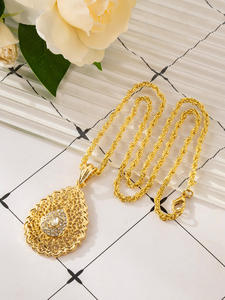 שרשרת תליון מסגסוגת מצופה זהב וינטג' מזרח תיכונית משנת סִגְנוֹן עם שרשרת חוליות לעיצוב אתני לילדים עם קריסטל ואבני חן. - Product Image 1