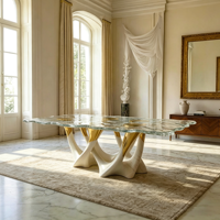 Table à manger en verre ondulé de luxe, base sculpturale artistique avec accent doré pour villa et maison de luxe