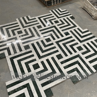 Mosaïque géométrique en pierre sans joint, en marbre vert foncé Verde Alpi et blanc Carrara, pour la décoration des murs et des sols