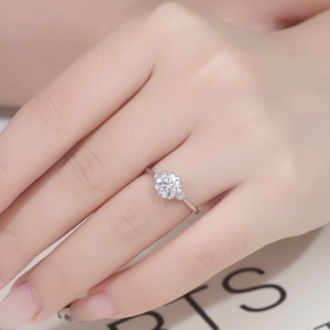 <span class=keywords><strong>Anello</strong></span> in Argento <span class=keywords><strong>con</strong></span> <span class=keywords><strong>Diamante</strong></span> Rotondo <span class=keywords><strong>da</strong></span> <span class=keywords><strong>1</strong></span> <span class=keywords><strong>Carato</strong></span> Coltivato in Laboratorio, Certificato <span class=keywords><strong>da</strong></span> Terze Parti, Colore D, Purezza VVS, a Forma di Bocciolo per Donna - Product Image 4