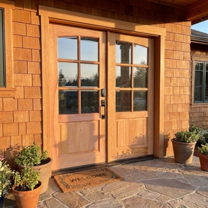 Portes d'entrée doubles en bois de teck massif et acajou avec dessus arqué en verre texturé pour l'entrée principale de la maison - Product Image 6