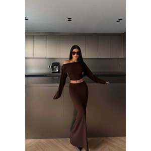 Ensemble jupe et haut à manches longues couleur café foncé avec imprimé unique - Product Image 4