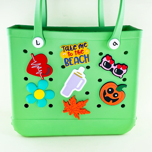 Lindos Accesorios de Moda de Lujo Personalizados de Diseñador para Verano: Bolsos Pequeños de PVC/Goma con Flores para la Playa, Unisex, Decorativos, con Dijes y Amuletos de Tendencia - Product Image 1
