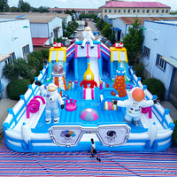 Parc d'attractions gonflable intérieur pour enfants et adultes avec parcours d'obstacles et jeux sportifs à l'intérieur d'une aire de jeux gonflable