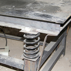 Nouvelle table vibrante à béton robuste avec <span class=keywords><strong>moteur</strong></span> en cuivre pur 220V/380V 2.2KW, plateforme vibrante pour moules à béton et pavés - Product Image 4