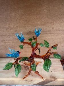 Arbre en verre fait main avec des oiseaux bleus et des feuilles vertes, décoration de bureau contemporaine, objet d'art - Product Image 6
