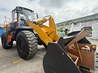China 5,5 Tonnen Frontlader 855T 170kW Radlader Mittelklasse-Lader mit Kehrbesen und Steinschaufel zum Verkauf
