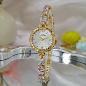 Nouvelle montre-bracelet sertie de diamants pour femmes, style rétro, étanche, de grande valeur, style de niche. - Product Image 2