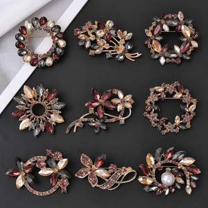 Broches unisexes en alliage de zinc plaqué or LEPAI avec cristaux pour mariage, fiançailles, cadeau - Vente en gros - Product Image 1