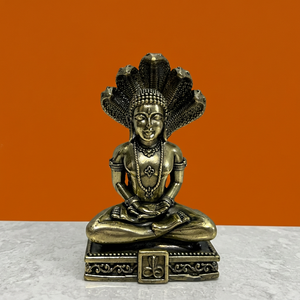 Statue artisanale en laiton de Mahaveer Ji de Sheshnag par Nirmala Handicrafts |   Idole de dieu jain à finition antique pour la décoration de table ou de temple domestique - Product Image 1