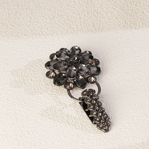 Stylish Women's Zinc Alloy Duckbill <b>Buckle</b> With Crystal Flower Design For Garment Decoration <b>Clip</b> <b>Buckle</b> White And Black - Product Image 2