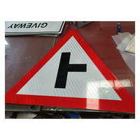 Panneau de signalisation réfléchissant triangulaire de 700mm Plaque en aluminium Matériau Guide routier et panneau d'alerte de danger