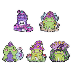 Vente en gros Drôle de Jeu Cristal Dés Nouveau Halloween Chapeau Magique Grenouille Mignon Dessin Animé Émail Doux Épinglette Petit Cadeau pour Enfant - Product Image 1