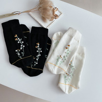 Haute Qualité Noir Blanc Filles Designer Tube Chaussettes Petite Fleur Perle Tricoté Longueur D'équipage Antidérapant Caractéristique En Gros pour Les Femmes