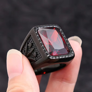 ZhuQian Toptan Alaşım Siyah Kırmızı Kristal Rhinestone Geometrik Oyma Desen Erkek Yüzükler Siyah Kaplama Trendy Parti Hediye Takı - Product Image 2