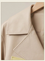 Frische Kontrast-Lederjacke mit weitem Revers, Doppelknöpfen, symmetrischen hellgelben Einsätzen und Pattentaschen – Lässiger Kurzmantel