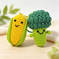 Pendentifs en laine faits main au crochet en forme de légumes : Adorables maïs et brocoli personnalisés, breloques de sac et petits ornements cadeaux