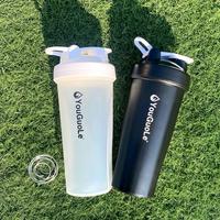 Bouteille de protéines moderne unisexe en PP sans BPA avec logo personnalisé pour la gym, le sport, et les festivals, avec système de distribution directe d'eau potable