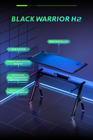 Bureau de jeu ergonomique AOR ESPORTS H, style racing, avec structure métallique moderne, surface en bois, éclairage RGB et texture fibre de carbone