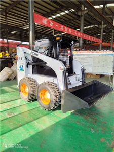 Minicargadora Compacta con Radio de Giro Reducido para Construcción, Paisajismo y Agricultura, con Accesorios Intercambiables y Motor Central - Product Image 3