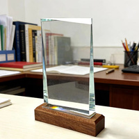 Trophées en cristal vierges en gros du fabricant, trophée pentagramme 3D gravé avec base en bois
