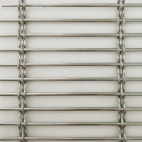 Grille de séparation architecturale en acier inoxydable naturel plaqué bronze antique, maille de 7 mm d'épaisseur, 71,2 % d'aire ouverte, pour bureaux modernes